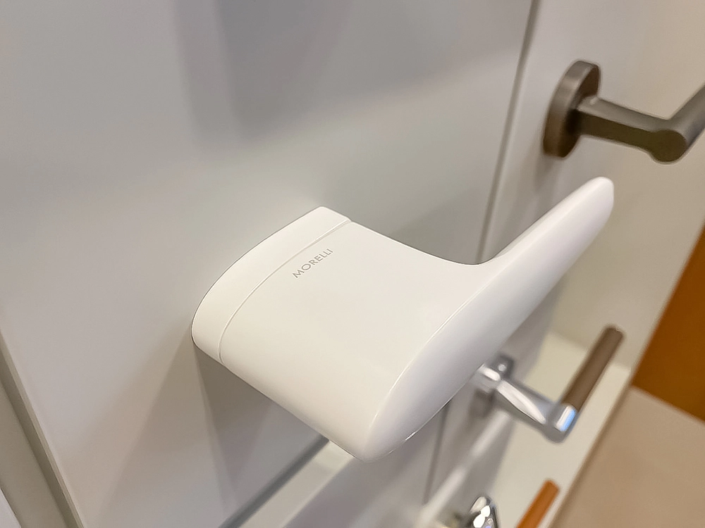 Ручка дверная UNIVERSE BIA на скрытой розетке, цвет белый, ЦАМ фото фурнитура Пенза